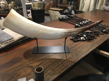 WATUSI COW HORN W/ STAND